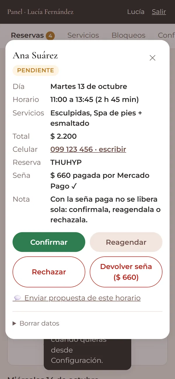 Detalle de reserva en el panel con la seña pagada y el botón Devolver seña